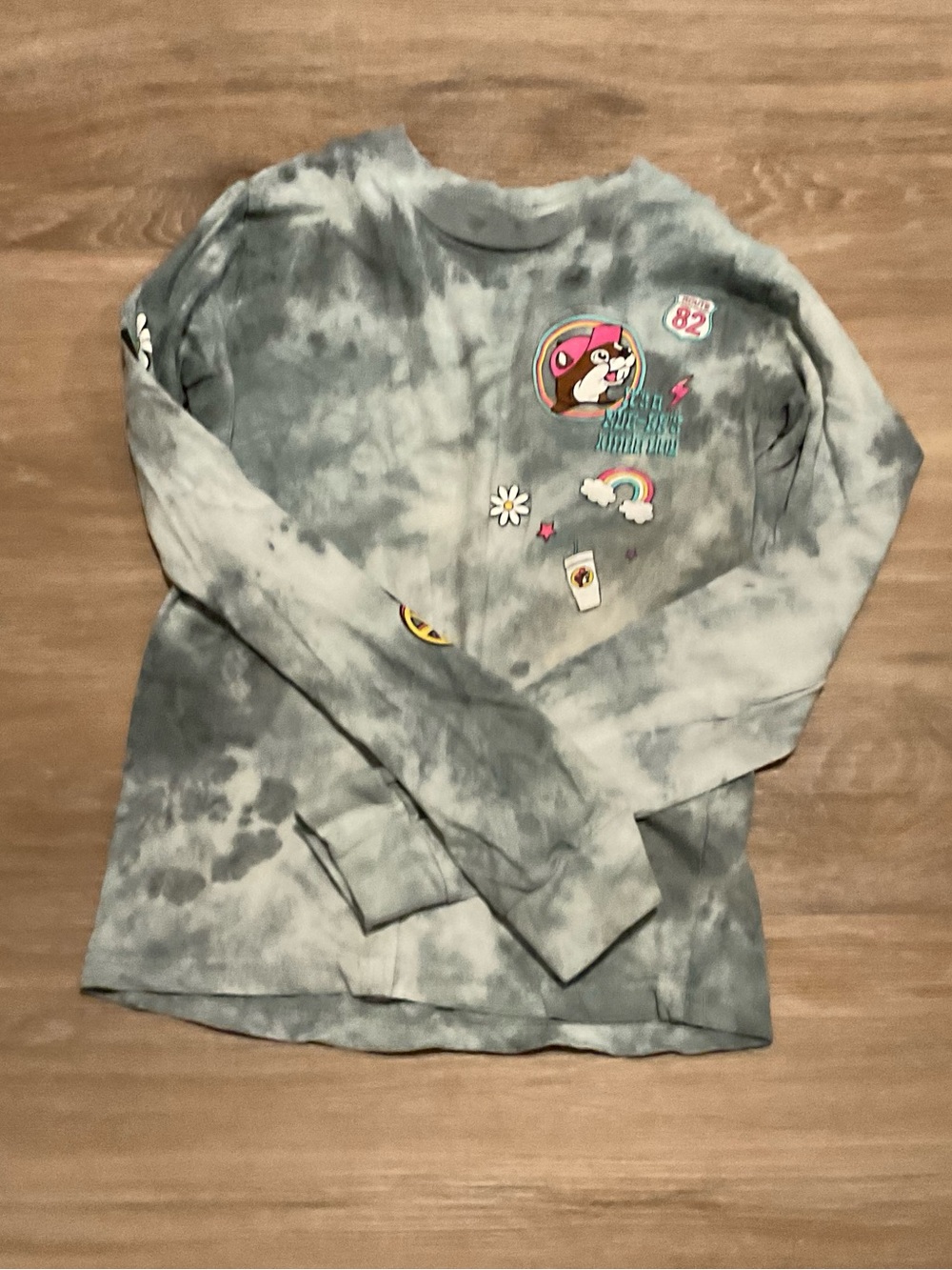 Buc-ees Kids Gray Tie-Dye Long-Sleeve Tee with Colorful Patch Motifs